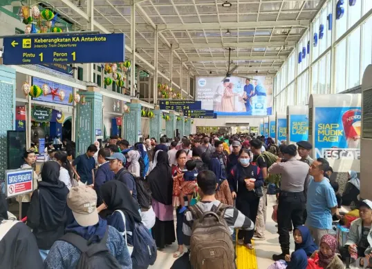 Suasana kepadatan pemudik di Stasiun Pasar Senen. (Sumber: Poskota/Ali Mansur)