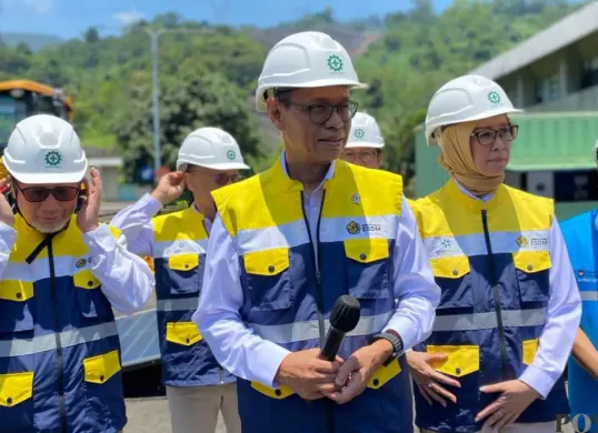 Wakil Menteri Energi dan Sumber Daya Mineral (ESDM) Yuliot Tanjung, berikan keterangan kepada awak media di Bandung Barat. (Sumber: Poskota/Gatot Poedji Utomo)
