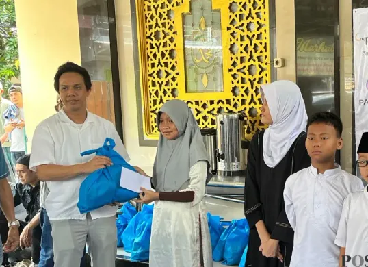 Penyerahan santunan kepada anak yatim di Masjid Jami As-Suhaimiah, Jalan Kebon Sirih Barat I, Menteng, Jakarta Pusat, Selasa, 17 Maret 2026. (Sumber: Poskota/M. Tegar Jihad)