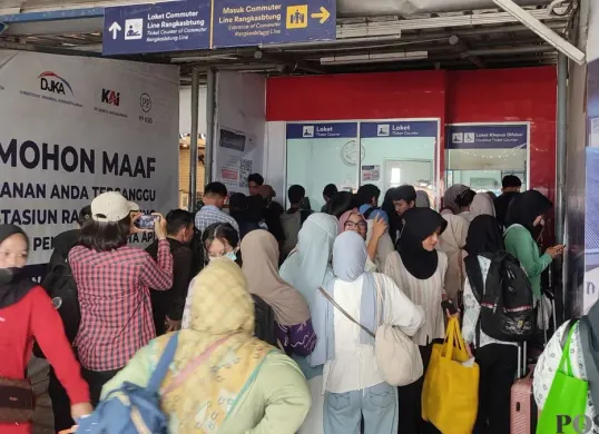 Para pemudik saat memadati Stasiun Rangkasbitung, Kabupaten Lebak, Banten. (Sumber: Poskota/Samsul Fatoni)