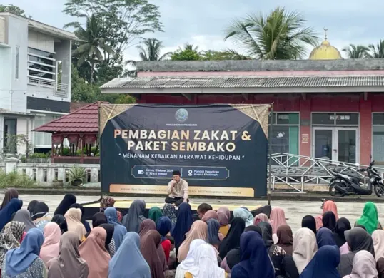 Husnul Khotimah Foundation saat membagikan paket sembako serta pembagian zakat di lingkungan Pondok Pesantren Husnul Khotimah, Desa Gunajaya, Kecamatan Manonjaya, Kabupaten Tasikmalaya. (Sumber: Istimewa)