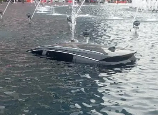 Kecelakaan tunggal, mobil listrik  tercebur ke kolam Bundaran Hotel Indonesia (HI), Jakarta Pusat, Rabu, 25 Maret 2026 sekitar pukul 04.00 WIB. (Sumber: Polda Metro Jaya)