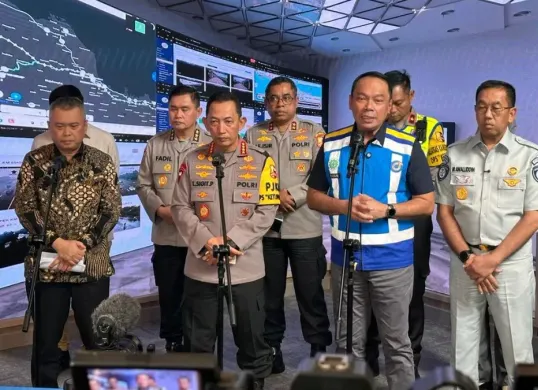 Menteri Perhubungan, Dudy Purwagandhi bersama stakeholder terkait di Kantor Jasa Marga Toll Road Command Center, Jati Asih, Kota Bekasi, Rabu, 25 Maret 2026. (Sumber: Dok. Mabes Polri)