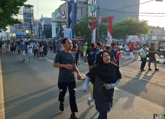 Potret ramainya masyarakat beraktivitas di CFD Margonda Depok pada Minggu, 29 Maret 2026. (Sumber: Poskota/Angga Pahlevi)