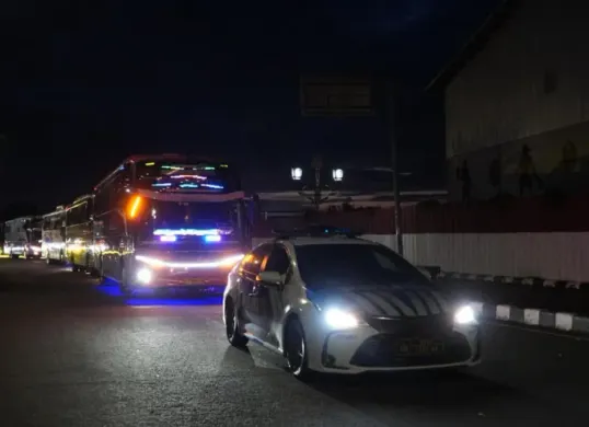 Polisi mengawal bus yang ditumpangi buruh menuju Monas untuk mengikuti May Day 2026, Jumat 1 Mei 2026. (Sumber: Polres Bogor)