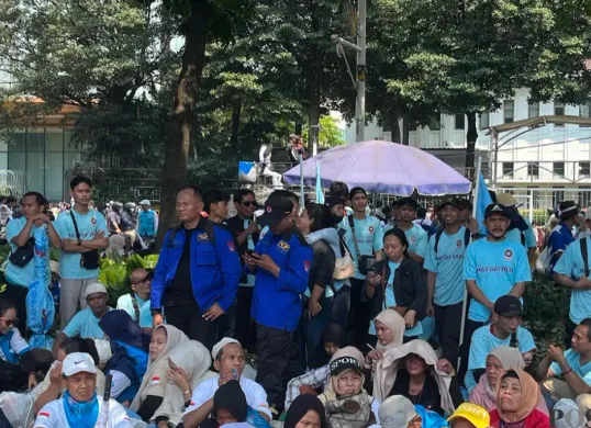 Ilustrasi buruh yang menggelar May Day 2026 di Monas pada Jumat, 1 Mei 2026. (Sumber: Poskota/Pandi Ramedhan)