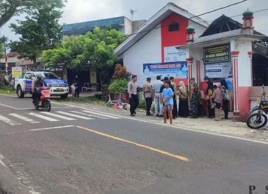 Suasana di lokasi kecelakaan lalulintas tunggal di depan SD Negeri Sukaratu 5 di Kecamatan Majasari, Pandeglang. (Sumber: Poskota/Samsul Fatoni)