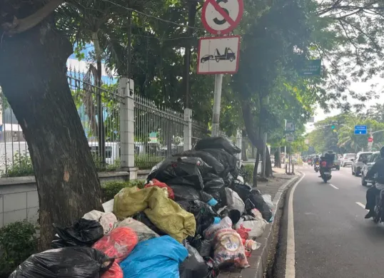 Sampah terlihat menumpuk di sepanjang trotoar di Jalan Duri Raya tepatnya di depan Graha Arteri Mas, Kedoya, Kebon Jeruk, Jakarta Barat, Sabtu, 2 Mei 2026. (Sumber: Poskota/ Pandi Ramedhan)