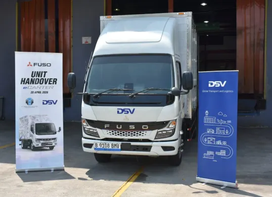 PT Krama Yudha Tiga Berlian Motors (KTB) melakukan penyerahan unit truk listrik eCanter kepada mitra strategisnya, PT Takari Kokoh Sejahtera (Sumber: KTB)