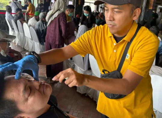 Petugas memeriksa seorang waega yang memiliki katarak untuk mengikuti program CSR Summarecon, untuk menjalani operasi. (Sumber: Istimewa)