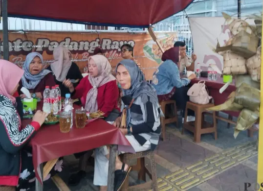 Pelanggan Sate Padang Rojo Roxy, Jalan Biak Roxy, Cideng, Gambir, Jakarta Pusat. (Sumber: Poskota/Heri Effendi)