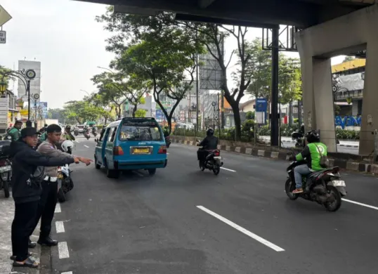 Petugas Laka Lantas Polres Meteo Depok cek TKP menunjukan lokasi kecelakaan tunggal di jalan tengah Margonda, Beji, Kota Depok. (Sumber: Polres Metro Depok)