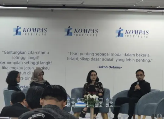 Analis Utama Maha Data LAB 45, Diyauddin (kanan) dalam acara pelucuran buku 'Jam Pasir Indonesia', di Gedung Kompas Gramedia, Jakarta, Senin, 4 Mei 2026. (Sumber: Poskota/ Pandi Ramedhan)