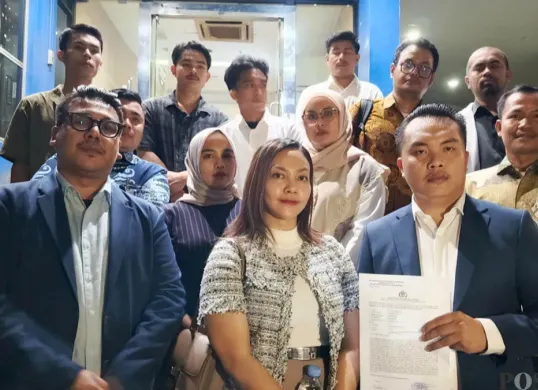 Komisaris PT Sinergi Karya Sejahtera (SKS) Setefani Novelia (tengah depan) melaporkan dua rekan bisnisnya, berinisial XG dan MT, ke Polda Metro Jaya. (Sumber: Poskota/ Ali Mansur)