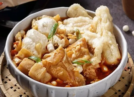 Semangkuk cuanki hangat khas Bandung dengan isian bakso, tahu, siomai, dan kuah gurih yang menjadi favorit wisatawan maupun warga lokal. (Sumber: Pinterest)
