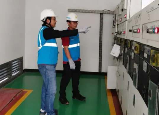 Upaya PLN menjaga keandalan listrik dilakukan dengan pengecekan gardu distribusi di kawasan Asrama Haji Jakarta agar seluruh fasilitas beroperasi dengan aman selama masa persiapan haji. (Sumber: PLN UID Jakarta Raya)
