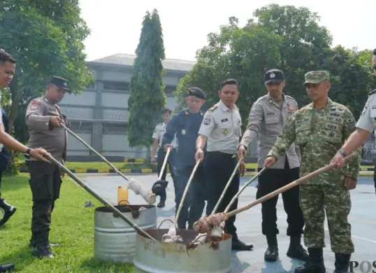 Pemusnahan barang-barang hasil sidak kamar warga binaan Rutan Kelas I Tangerang. (Sumber: Pos Kota/ Veronica)