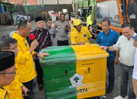 Kegiatan pemberian sarana prasarana pengelolaan sampah di RW 03 Kelurahan Kayu Manis, Kecamatan Matraman, Jakarta Timur oleh DPD Partai Golkar DKI Jakarta, Minggu, 10 Mei 2026. (Sumber: Istimewa)
