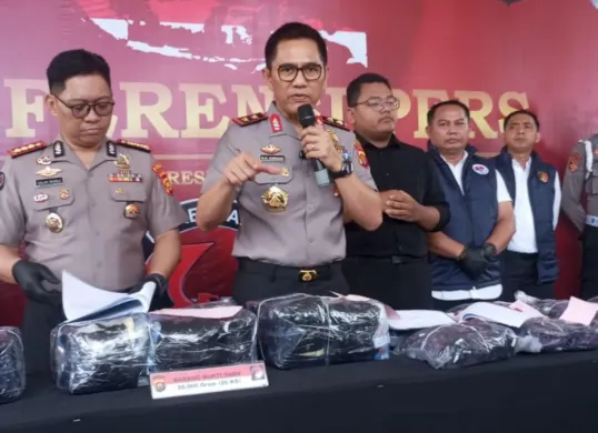 Direktorat Reserse Narkoba Polda Jambi mengungkap jaringan peredaran narkotika lintas provinsi dengan menyita 20 kilogram sabu, 20.241 butir ekstasi, serta 1.975 bungkus refil cartridge etomidate merek Yakuza XL. (Sumber: Dok Polda Jambi)