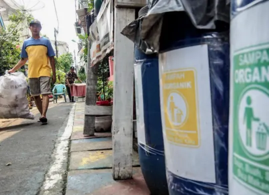 Ilustrasi tong pemilahan sampah di Nusa Indah RW 09 Kelurahan Keagungan, Taman Sari, Jakarta Barat. (Sumber: Pemprov DKI Jakarta)