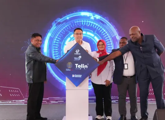 Gubernur Kepala Daerah Papua, L. Christian Sohilait, Wakil Menteri Komdigi Angga Raka Prabowo, Direktur Utama Telkom Dian Siswarini, Wakil Konsulat Papua Nugin, Leon Galemo, dan CEO PNG DataCo, Paul Komboi. (Sumber: Telkom)