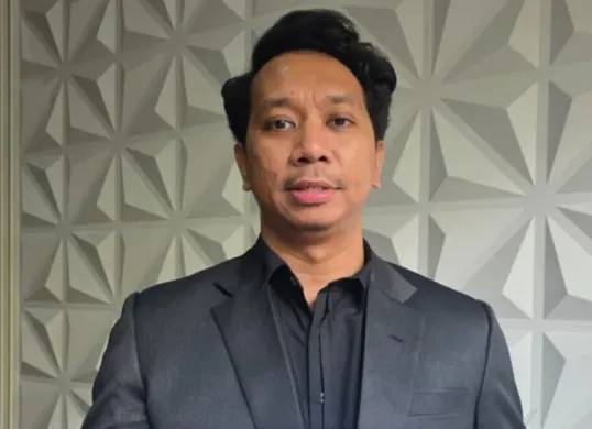 Kristo Roland Pattiapo, kuasa korban berinisial AW melaporkan pria berinisial AA ke Polda Metro Jaya atas dugaan penipuan dan penggelapan bermodus love scamming yang menyebabkan kerugian mencapai Rp10,25 miliar. (Sumber: Istimewa)