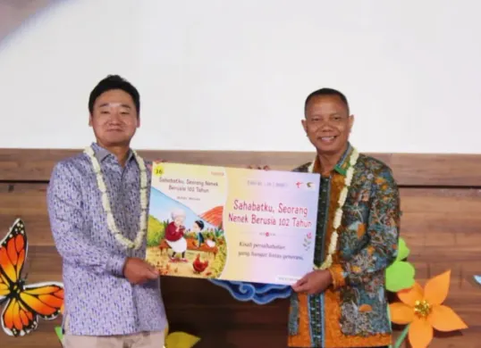 Sekda Kabupaten Bekasi Endin Samsudin menghadiri acara penyerahan CSR dari PT Sugity Creatives dan launching Buku Sahabatku, di Gedung Graha Pariwisata pada Sabtu, 16 Mei 2026. (Sumber: Pemkab Bekasi)
