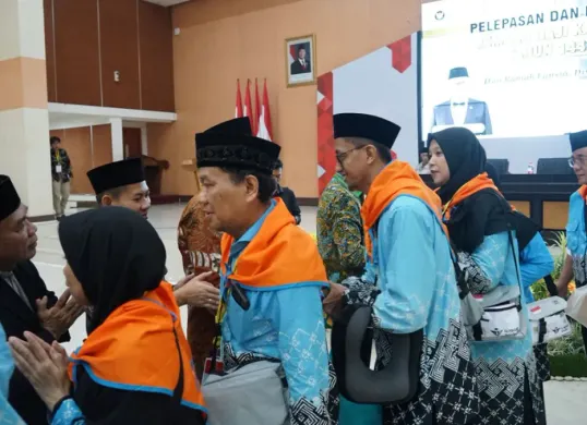 Pemerintah Kabupaten Bekasi kembali memberangkatkan 440 jamaah haji yang tergabung dalam Kloter 33 di Gedung Swatantra Wibawamukti, komplek Pemkab Bekasi, Sukamahi, Cikarang Pusat, Sabtu, 16 Mei 2026. (Sumber: Pemkab Bekasi)