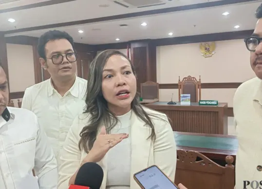 Komisaris PT Sinergi Karya Sejahtera (SKS) Stefani Novelia (tengah) saat memberikan keterangan pers di PN Jakarta Pusat, Senin, 18 Mei 2026. (Sumber: Poskota/Ali Mansur)