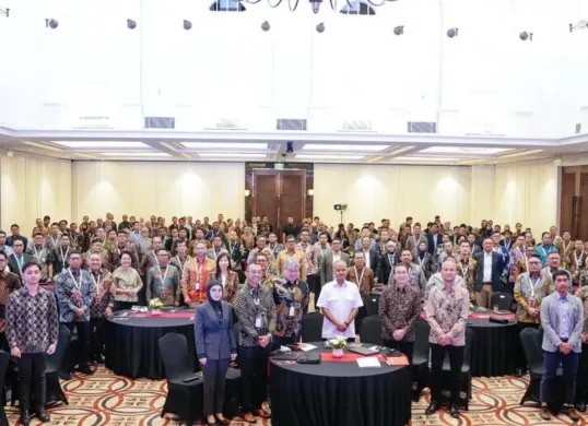 Direktur Enterprise & Business Service Telkom Veranita Yosephine, Direktur IT Digital Telkom Faizal Rochmad Djoemadi, serta Direktur Strategic Business Development & Portfolio Telkom Seno Soemadji. (Sumber: Telkom)