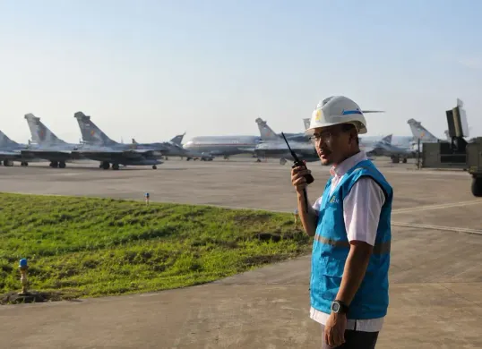 Petugas PLN UP3 Kramat Jati meninjau sistem pengamanan kelistrikan di lokasi kegiatan untuk memastikan pasokan listrik tetap stabil, aman, dan mendukung kelancaran seluruh rangkaian agenda kenegaraan. (Sumber: Dok. PLN UID Jakarta Raya)