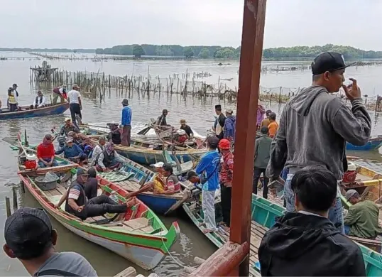 Survei kondisi pendangkalan sungai dan masuknya air pasang laut yang berdampak pada lahan pertanian di wilayah pesisir utara Kabupaten Bekasi. (Sumber: Dok. Pemkab Bekasi)