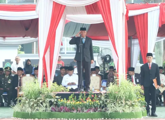 Sekda Kabupaten Bekasi, Endin Samsudin memimpin upacara Hari Kebangkitan Nasional ke-118 di Plaza Pemkab Bekasi Cikarang Pusat, Rabu, 20 Mei 2026. (Sumber: Dok. Pemkab Bekasi)
