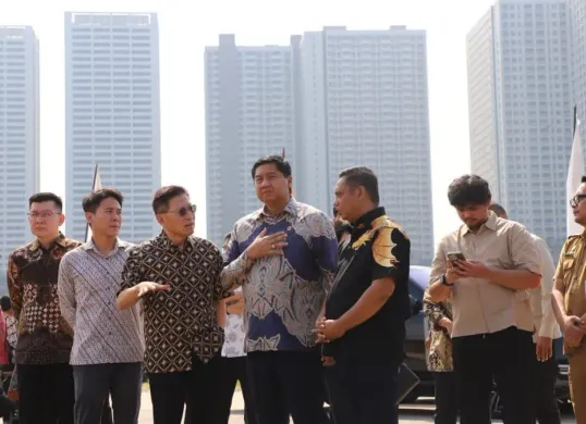 Plt. Bupati Bekasi, Asep Surya Atmaja mendampingi Menteri PKP Maruarar Sirait meninjau progres pembangunan rusun subsidi di kawasan Meikarta, Cikarang Selatan, Selasa, 26 Mei 2026. (Sumber: Dok. Pemkab Bekasi)