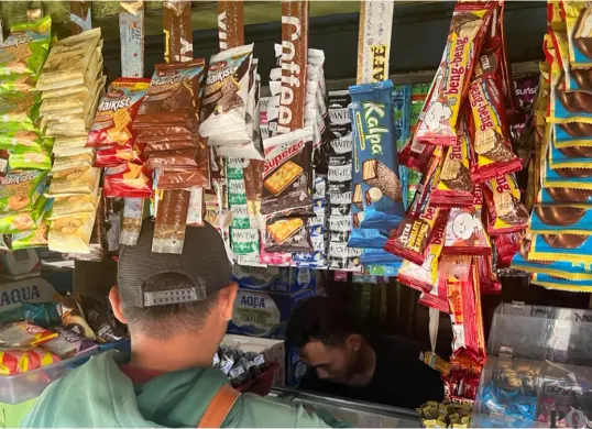 Udin, 47 tahun, pemilik Warung Madura di Jalan Duri Raya, Kebon Jeruk, Jakarta Barat, tengah melayani pembeli, Kamis, 28 Mei 2026. (Sumber: Poskota/Pandi Ramedhan)