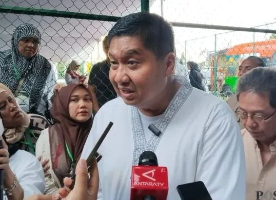Menteri Perumahan dan Kawasan Permukiman (PKP), Maruarar Sirait meninjau pelaksanaan kurban di Rusunawa KS Tubun, Palmerah, Jakarta Barat, Kamis, 28 Mei 2026. (Sumber: Poskota/Heri Effendi)