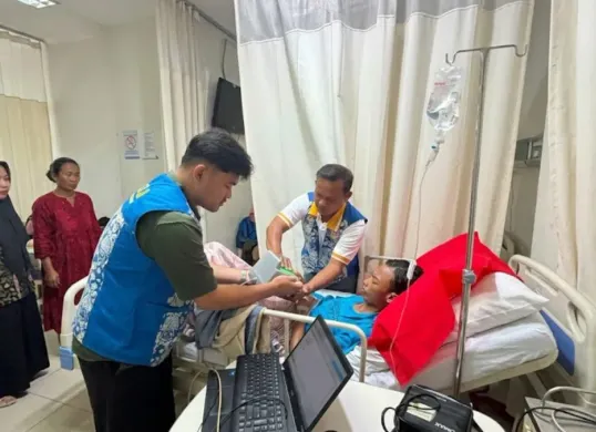 Tim Administrasi Kependudukan (Adminduk) Kecamatan Cikarang Pusat melakukan layanan jemput bola perekaman KTP elektronik bagi seorang pasien yang tengah menjalani perawatan di Rumah Sakit Harapan Keluarga, Jum'at, 29 Mei 2026. (Sumber: Pemkab Bekasi)