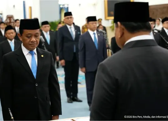 Bahlil Lahadalia dilantik menjadi Menteri Koordinator Hilirisasi dan Transisi Energi sekaligus merangkap sebagai Menteri ESDM. (Sumber: Dok: YouTube/Sekretariat Presiden)