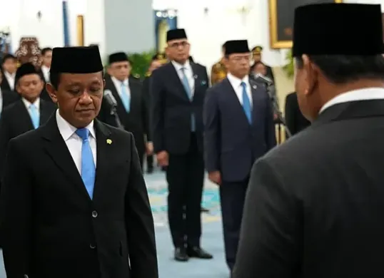 Menteri ESDM Bahlil Lahadalia resmi rangkap jabatan jadi Menko Hilirisasi usai dilantik Presiden Prabowo Subianto hari ini, Kamis, 1 Oktober 2026. (Sumber: Tangkapan layar YouTube/Sekretariat Presiden)