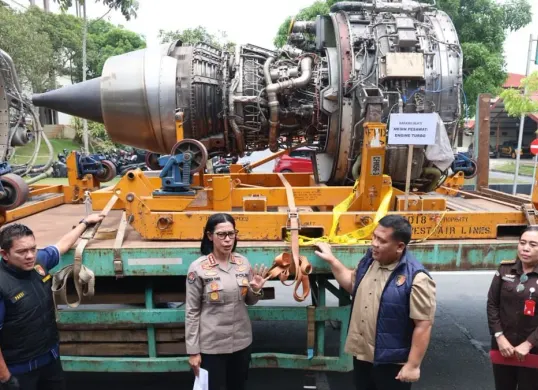 Ditreskrimsus Polda Kepri mengungkap dugaan praktik importasi ilegal tiga unit mesin pesawat jenis engine turbo bekas yang didatangkan dari Singapura ke Batam. (Sumber: Dok. Istimewa)