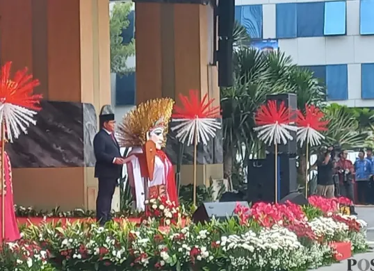 Potret Gubernur DKI Jakarta, Pramono Anung saat memimpin upacara peringatan Hari Kesaktian Pancasila di Balai Kota DKI Jakarta, Kamis, 1 Oktober 2026. (Sumber: Poskota/Syifa)