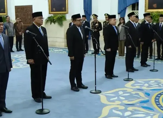 Presiden Prabowo Subianto melantik Sugiono sebagai Menteri Koordinator Bidang Pembangunan Manusia dan Kebudayaan di Istana Kepresidenan, Jakarta, Kamis (1/10/2026). (Sumber: Istimewa)