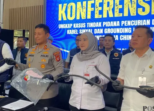 Polres Cimahi melaksanakan ungkap kasus pencurian kabel kereta cepat whoosh di Mako Polres Cimahi, Kota Cimahi, Jawa Barat, Kamis, 1 Oktober 2026. (Sumber: Poskota/Gatot Poedji Utomo)