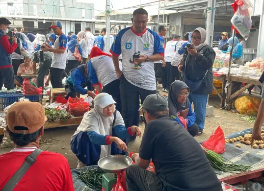 ASN Kota Bekasi berbelanja di Pasar Baru dalam Kegiatan Gebrak Pasar. (Sumber: Poskota/Dini Aghnny Khoiriyah)