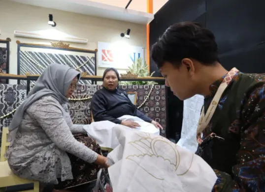 Komitmen BNI lestarikan warisan budaya sekaligus memperkuat ekosistem ekonomi para perajin batik lokal di Hari Batik Nasional. (Sumber: BNI)