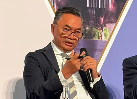 Dino Patti Djalal memberikan tanggapan terkait reshuffle Menlu Sugiono dalam konten video Instagram pribadinya. (Sumber: Dok. Instagram/@dinopattidjalal)