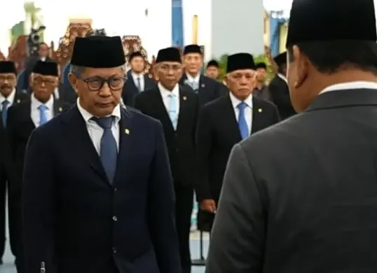 Rocky Gerung resmi dilantik Presiden Prabowo Subianto menjadi anggota Wantimpres pada Jumat, 2 Oktober 2026. (Sumber: Tangkapan layar YouTube/Sekretariat Presiden)