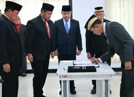 Proses pencopotan Ana Supriyatna sebagai Kasatpol PP Kabupaten Tangerang setelah tersandung kasus dugaan pelecehan. (Sumber: Dok. Istimewa)