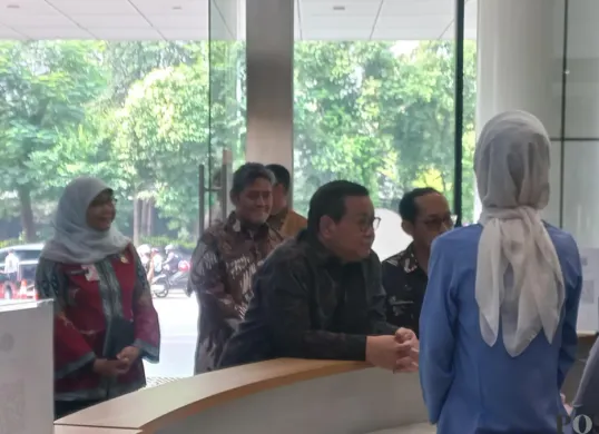 Pramono Anung saat meninjau Mal Pelayanan Publik (MPP) DKI Jakarta, Jumat, 2 Oktober 2026. (Sumber: Poskota/Syifa)