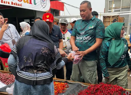Wali Kota Bekasi, Tri Adhianto berbelanja di Pasar Baru dalam Kegiatan Gebrak Pasar. (Sumber: Poskota/Dini Aghnny Khoiriyah)